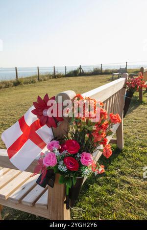 Angleterre, Kent, Broadstairs, Botany Bay Beach, Memorial Flowers on Park Bench Banque D'Images