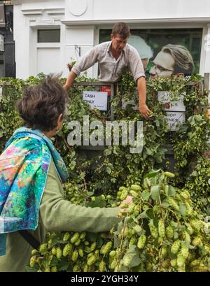 Angleterre, Kent, Faversham, Festival annuel du Hop, Farmer Selling Hop Vines Banque D'Images