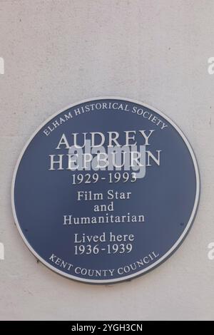 Angleterre, Kent, Elham Valley, Elham Village, plaque bleue sur la maison où Audrey Hepburn a vécu à partir de 1936-1939 Banque D'Images