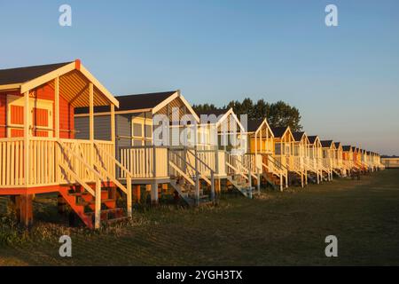 Angleterre, Kent, île de Sheppey, Leysdown on Sea, Row of Coloriful Beach Huts Banque D'Images