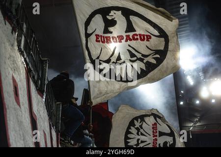 Francfort, Allemagne. 07 novembre 2024. Francfort, Allemagne, 7 novembre 2024 FRANCFORT, ALLEMAGNE - 7 NOVEMBRE : les fans de l'Eintracht Frankfurt arborent des drapeaux lors du match de l'UEFA Europa League entre l'Eintracht Frankfurt et la Slavia Prague au Deutsche Bank Park le 7 novembre 2024 à Francfort, Allemagne. (Photo de Dan O' Connor/ATPImages) Dan O' Connor (Dan O' Connor/ATP images/SPP) crédit : SPP Sport Press photo. /Alamy Live News Banque D'Images