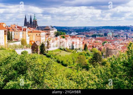 Vue sur le quartier de Hradcany avec le château de Prague. Prague, République tchèque, Europe Banque D'Images