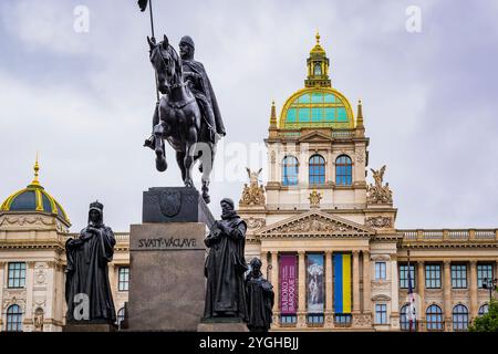 Statue de Saint Venceslas, place Venceslas, en arrière-plan le Musée national. Prague, République tchèque, Europe Banque D'Images