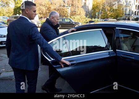 Bucarest, Roumanie. 7 novembre 2024 : le candidat à la présidence de la Roumanie, Mircea Geoana, ancien secrétaire général adjoint de l'OTAN, quitte son quartier général de campagne après la rencontre avec Nicusor Dan, le maire de Bucarest. Crédit : Lucian Alecu/Alamy Live Nouveau Banque D'Images