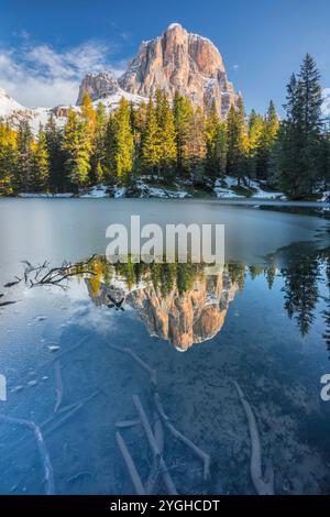 Le petit lac alpin de Bai de Dones un matin d'automne, avec le Tofana di Rozes reflété dans les eaux gelées, Cortina d'Ampezzo, Belluno Provin Banque D'Images