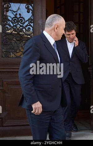 Bucarest, Roumanie. 7 novembre 2024 : le candidat à la présidence de la Roumanie, Mircea Geoana (l), ancien secrétaire général adjoint de l'OTAN, et Nicusor Dan (R), le maire de Bucarest, après leur rencontre à son siège de campagne. Crédit : Lucian Alecu/Alamy Live Nouveau Banque D'Images