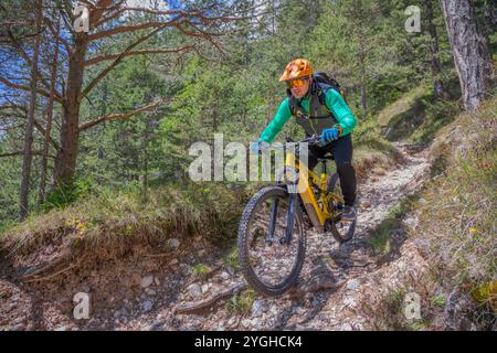 Italie, Trentin, province de trente, Val di Fassa, cycliste effectuant une descente sur une piste unique très technique Banque D'Images