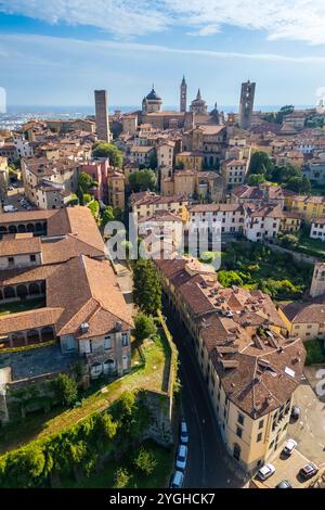 Vue sur les toits, les églises et les tours de la ville haute (Città Alta) de Bergame en été. Bergame, Lombardie, Italie. Banque D'Images