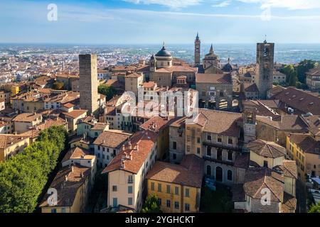 Vue sur les toits, les églises et les tours de la ville haute (Città Alta) de Bergame en été. Bergame, Lombardie, Italie. Banque D'Images