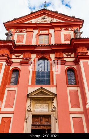 XVIIe siècle la façade baroque. La basilique George est la plus ancienne église du château de Prague. La basilique a été fondée par Vrati Banque D'Images