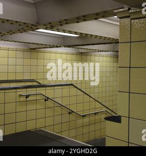 Alexanderplatz. U Bahn. Berlin. Treppenhaus. gelbe Fliesen. schwarze Fugen. Zitrone. gelb. Stahlträger. Treppe. cage d'escalier. carreaux jaunes. citron. escaliers. Banque D'Images