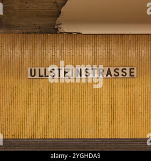 Ullsteinstrasse. U Bahn. Berlin. vor der Renovierung. Graffiti. les étiquettes de rue. avant la rénovation. gelbe Fliesen. Weltkarte aus Spiegeln. art Banque D'Images