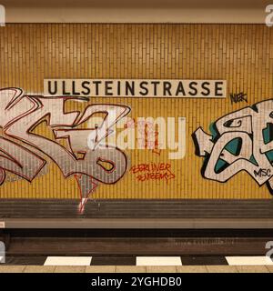 Ullsteinstrasse. U Bahn. Berlin. vor der Renovierung. Graffiti. les étiquettes de rue. avant la rénovation. gelbe Fliesen. Weltkarte aus Spiegeln. art Banque D'Images