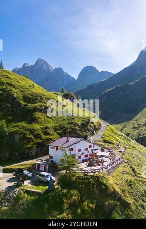 Vue aérienne du refuge Longo et du Monte Aga à l'aube en été. Carona, Val Brembana, Alpi Orobie, Bergame, Bergame Province, Lombardie, Italie, Europe. Banque D'Images