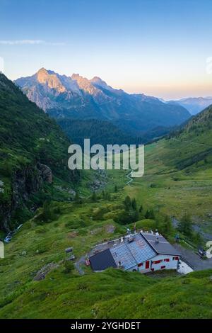 Vue aérienne du refuge Longo à l'aube en été. Carona, Val Brembana, Alpi Orobie, Bergame, Bergame Province, Lombardie, Italie, Europe. Banque D'Images