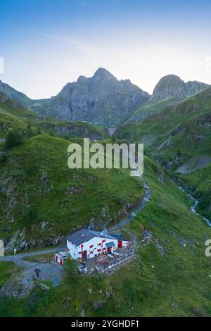 Vue aérienne du refuge Longo et du Monte Aga à l'aube en été. Carona, Val Brembana, Alpi Orobie, Bergame, Bergame Province, Lombardie, Italie, Europe. Banque D'Images