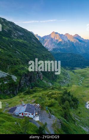 Vue aérienne du refuge Longo à l'aube en été. Carona, Val Brembana, Alpi Orobie, Bergame, Bergame Province, Lombardie, Italie, Europe. Banque D'Images