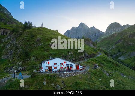 Vue aérienne du refuge Longo et du Monte Aga à l'aube en été. Carona, Val Brembana, Alpi Orobie, Bergame, Bergame Province, Lombardie, Italie, Europe. Banque D'Images