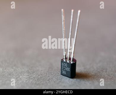 Gros plan d'un transistor. Composant ELECTRONIQUE a semi-conducteur unique ISOLE. Banque D'Images