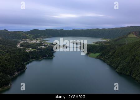 Lagoa das Sete Cidades est un lac jumeau situé dans le cratère d'un volcan endormi sur l'île Sao Miguel des Açores. Banque D'Images