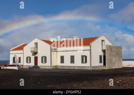 Au milieu de la lave, au sud-ouest de l'île de Sao Miguel aux açores, se trouvent les thermes de Ferraria. Banque D'Images