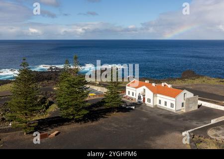 Au milieu de la lave, au sud-ouest de l'île de Sao Miguel aux açores, se trouvent les thermes de Ferraria. Banque D'Images