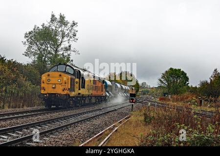 La locomotive Colas no 37175 traîne le train de traitement de la tête de train devant la jonction Seamer près de Scarborough sous la pluie un samedi matin d'automne. Banque D'Images