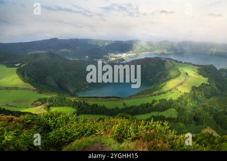 Le Miradouro da Boca do Inferno est l'une des vues les plus célèbres des Açores, sinon les plus célèbres. Banque D'Images