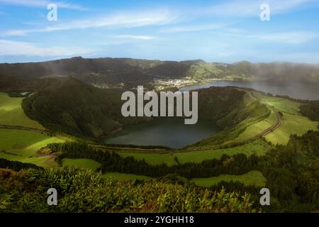 Le Miradouro da Boca do Inferno est l'une des vues les plus célèbres des Açores, sinon les plus célèbres. Banque D'Images