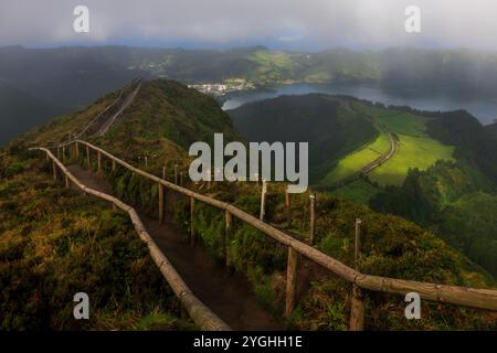 Le Miradouro da Boca do Inferno est l'une des vues les plus célèbres des Açores, sinon les plus célèbres. Banque D'Images