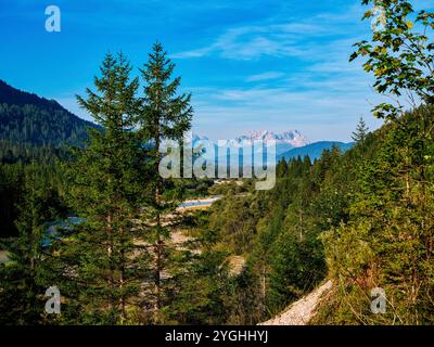 Fin de matinée d'été sur l'Isar entre Wallgau et Sylvensteinsee Banque D'Images