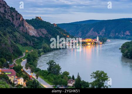 Dürnstein, Donau (Danube), Château de Dürnstein, vieille ville de Dürnstein, abbaye de Dürnstein, train de Wachaubahn (Wachauer Bahn) à Wachau, basse-au Banque D'Images