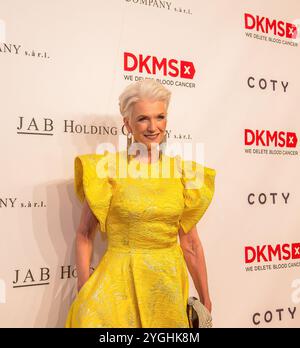 Manhattan, New York - 2 mai 2018 : Maye Musk mère d'Elon Musk arrive au DKMS Love Gala 'Red Carpet' à Cipriani. Banque D'Images
