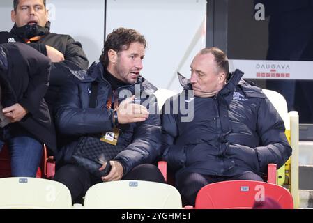 Riga, Lettonie. 07 novembre 2024. Olivier Renard, le directeur sportif d'Anderlecht, Wouter Vandenhaute, le président d'Anderlecht, ont été photographiés avant un match de football entre le Rigas FS letton et le RSC Anderlecht belge, à Riga, Lettonie, le quatrième jour de la phase de Ligue de l'UEFA Europa League. BELGA PHOTO VIRGINIE LEFOUR crédit : Belga News Agency/Alamy Live News Banque D'Images