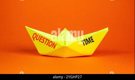Symbole heure des questions. Concept mots heure des questions sur le beau bateau de papier jaune. Beau fond de papier orange. Heure des affaires et des questions Banque D'Images