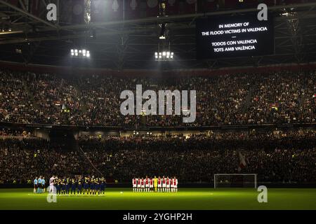 AMSTERDAM - minute de silence à la mémoire des victimes des inondations meurtrières à Valence lors du match de l'UEFA Europa League opposant l'AFC Ajax Amsterdam et le Maccabi tel-Aviv au Johan Cruijff Arena le 7 novembre 2024 à Amsterdam, pays-Bas. ANP ROBIN VAN LONKHUIJSEN Banque D'Images