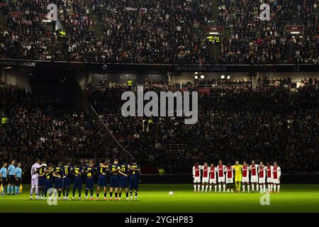 AMSTERDAM - minute de silence à la mémoire des victimes des inondations meurtrières à Valence lors du match de l'UEFA Europa League opposant l'AFC Ajax Amsterdam et le Maccabi tel-Aviv au Johan Cruijff Arena le 7 novembre 2024 à Amsterdam, pays-Bas. ANP ROBIN VAN LONKHUIJSEN Banque D'Images