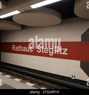 Rathaus Steglitz. U Bahn. Berlin. Siebziger. Futuristisch. Kreise. Kreiselemente. Rot. Schwarz. Weiss. 1970er. Silber. Design intérieur. Architektur. Banque D'Images