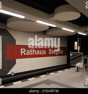 Rathaus Steglitz. U Bahn. Berlin. Siebziger. Futuristisch. Kreise. Kreiselemente. Rot. Schwarz. Weiss. 1970er. Silber. Design intérieur. Architektur. Banque D'Images