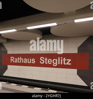 Rathaus Steglitz. U Bahn. Berlin. Siebziger. Futuristisch. Kreise. Kreiselemente. Rot. Schwarz. Weiss. 1970er. Silber. Design intérieur. Architektur. Banque D'Images