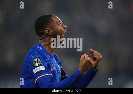 Tosin Adarabioyo de Chelsea célèbre après avoir marqué le but d'ouverture du match lors du match de l'UEFA Europa Conference League à Stamford Bridge, Londres. Date de la photo : jeudi 7 novembre 2024. Banque D'Images