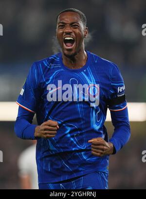 Tosin Adarabioyo de Chelsea célèbre après avoir marqué le but d'ouverture du match lors du match de l'UEFA Europa Conference League à Stamford Bridge, Londres. Date de la photo : jeudi 7 novembre 2024. Banque D'Images