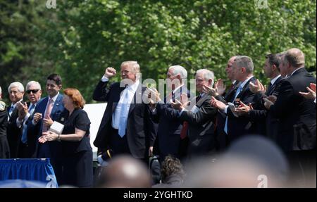 Washington, États-Unis d'Amérique. 15 mai 2018. U. Le président Donald Trump tire son poing lors du 37e Service commémoratif annuel des agents de la paix nationaux honorant les agents des forces de l'ordre tués dans l'exercice de leurs fonctions, sur la pelouse ouest du Capitole des États-Unis, le 15 mai 2018 à Washington, DC crédit : Glenn Fawcett/CBP photo/Alamy Live News Banque D'Images