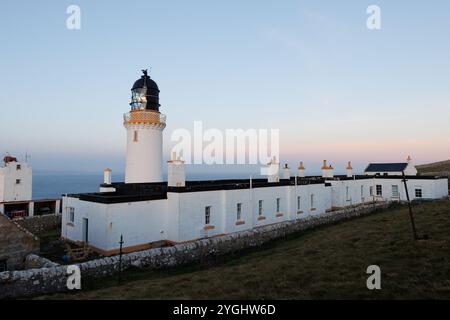7 novembre 2024, Dunnet Head, Écosse. Le phare de Dunnet Head marque le point le plus septentrional du continent écossais. Buit en 1831, il a été conçu b Banque D'Images