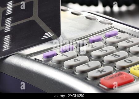 carte bancaire pour paiement basé sur nfc retenue sur le terminal de paiement Banque D'Images