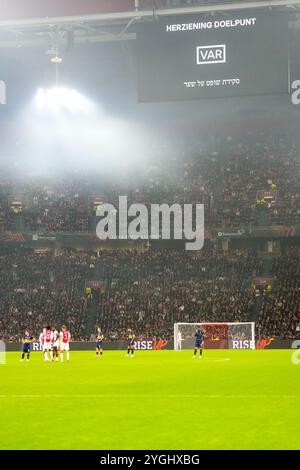 AMSTERDAM, 07-11-2024, JohanCruyff Arena, saison 2024/2025, UEFA Europa League match entre Ajax et Maccabi tel Aviv FC, VAR review Credit : Pro Shots/Alamy Live News Banque D'Images