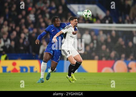 Axel Disasi de Chelsea (à gauche) et Helder Ferreira de Noah s'affrontent pour le ballon lors du match de l'UEFA Europa Conference League à Stamford Bridge, Londres. Date de la photo : jeudi 7 novembre 2024. Banque D'Images