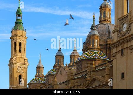 Gros plan sur la basilique notre-Dame du pilier dans la ville de Saragosse, Aragon en Espagne. Banque D'Images