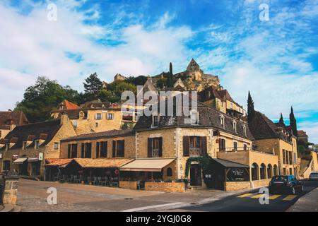 Dordogne, France - 10 octobre 2017 : vue sur le village de Beynac-et-Cazenac par beau temps, Beynac-et-Cazenac est un village classé parmi les plus beaux Banque D'Images