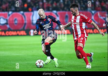 Pirée, Pirée, Grèce. 7 novembre 2024. 18 VÃ CLAV ÄŒERNÃ des Rangers en compétition avec 11 KRISTOFFER VELDE DE l'Olympiacos FC lors de l'Europa League, match 4 entre l'Olympiacos FC et les Rangers au stade Georgios Karaiskakis au Pirée, Grèce, le 7 novembre 2024. (Crédit image : © Stefanos Kyriazis/ZUMA Press Wire) USAGE ÉDITORIAL SEULEMENT! Non destiné à UN USAGE commercial ! Banque D'Images